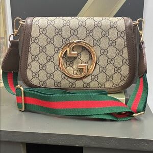 Beige Brown GG Supreme Crossbody with Green-Red Web Strap